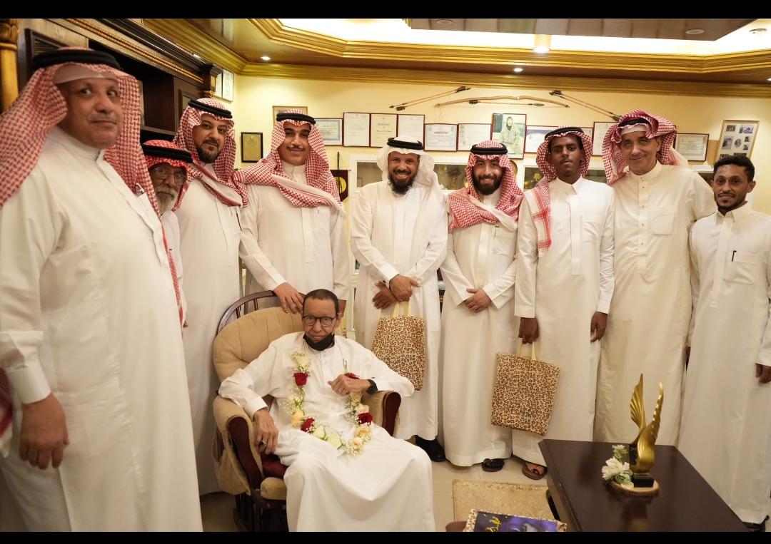 في لفتة وفاء من إدارة نادي الوحدة ممثلة بالمسؤلية المجتمعية ألتف الجميع للوقوف بجانب حارس مرمى النادي الأسبق السروجي