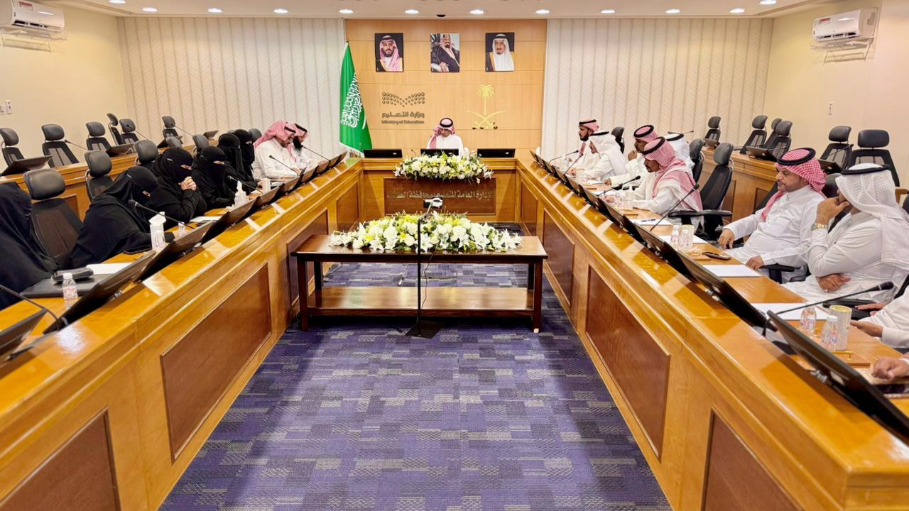 مدير تعليم الطائف يدشن مشروع رُشد المرجع النوعي الداعم للوعي القيادي في المدارس ويؤكد على أهمية تقديم الدعم للمدارس