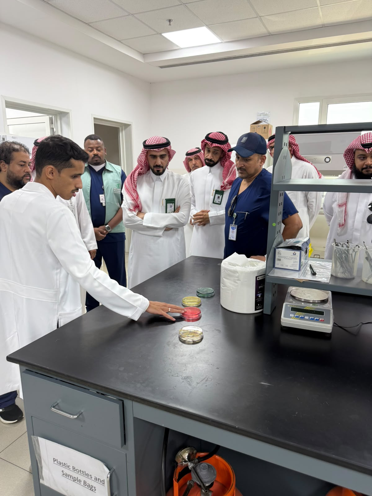 مدير عام بيئة مكة يزور مختبر صحة وسلامة الأسماك بجدة