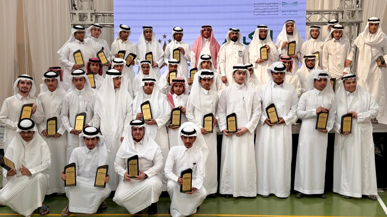 مدير تعليم الطائف يتابع مسار جائزة محافظ الطائف للتميز   ويكرم الطلبة الحاصلين على جوائز متقدمة