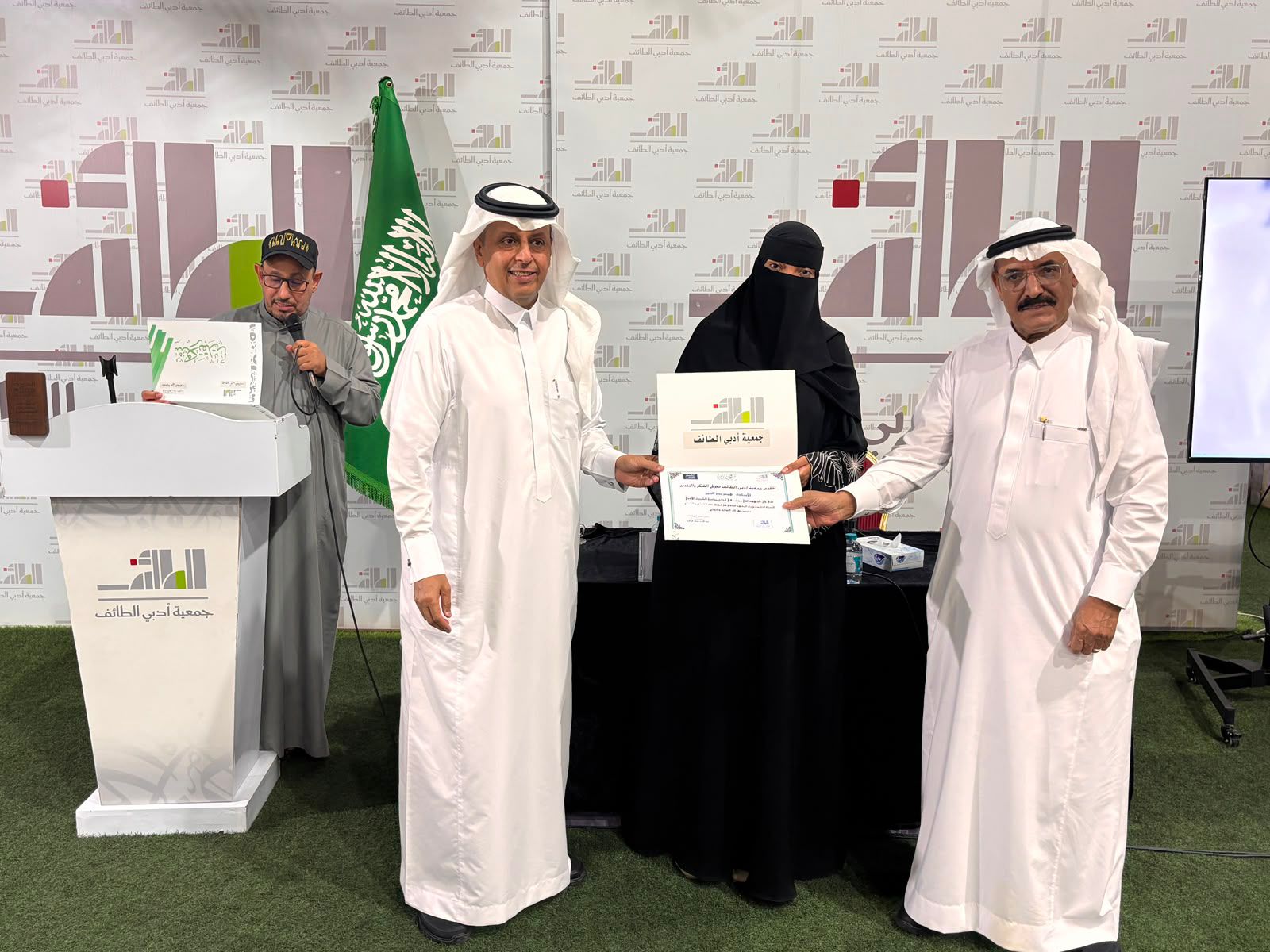 في ختام الشريك الأدبي :  همس بدر الدين تتناول العمارة والأدب في جمعية أدبي الطائف