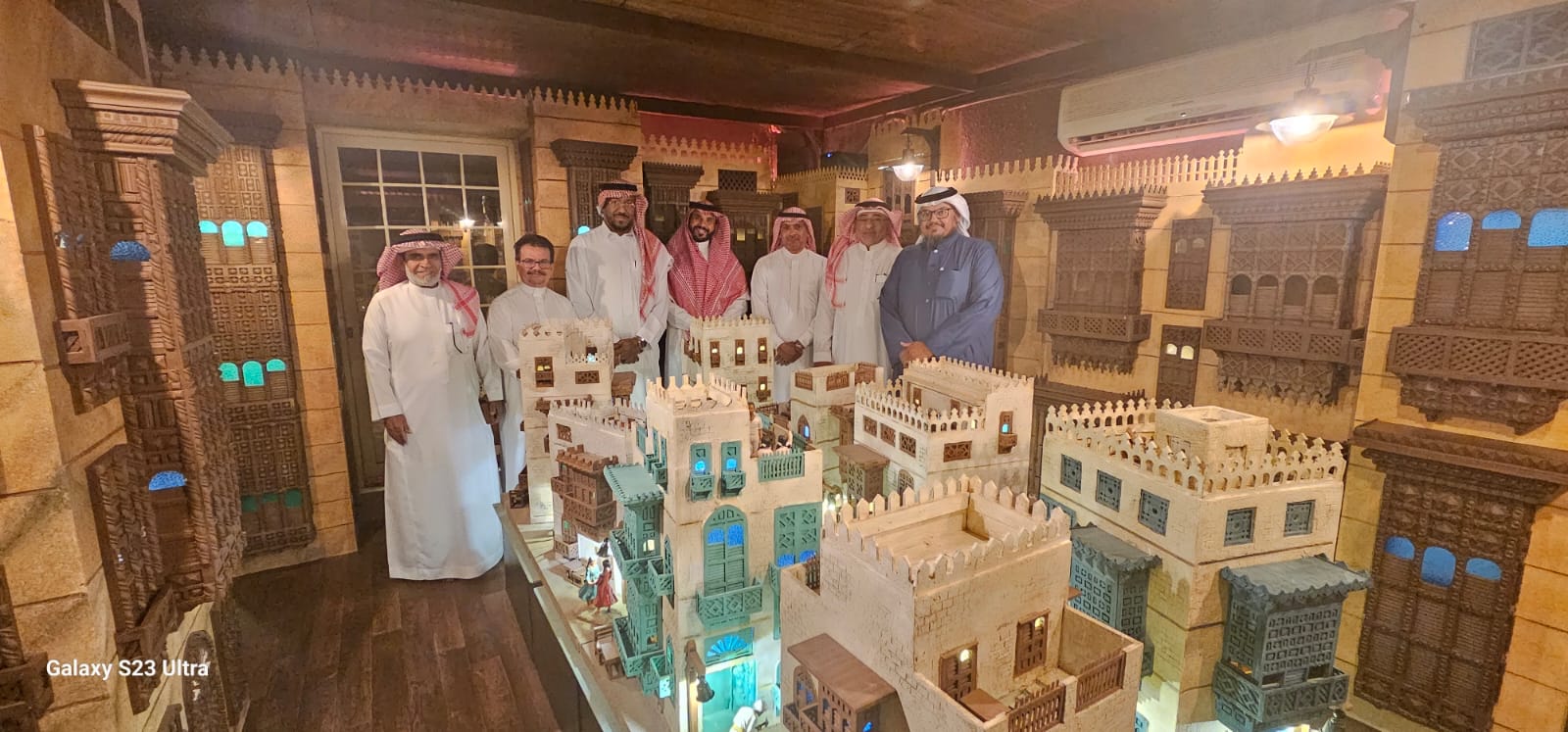 جمعية الشوامخ الرياضية تزور مجلس الفنان علي السليماني وتطّلع على جماليات التراث الحجازي