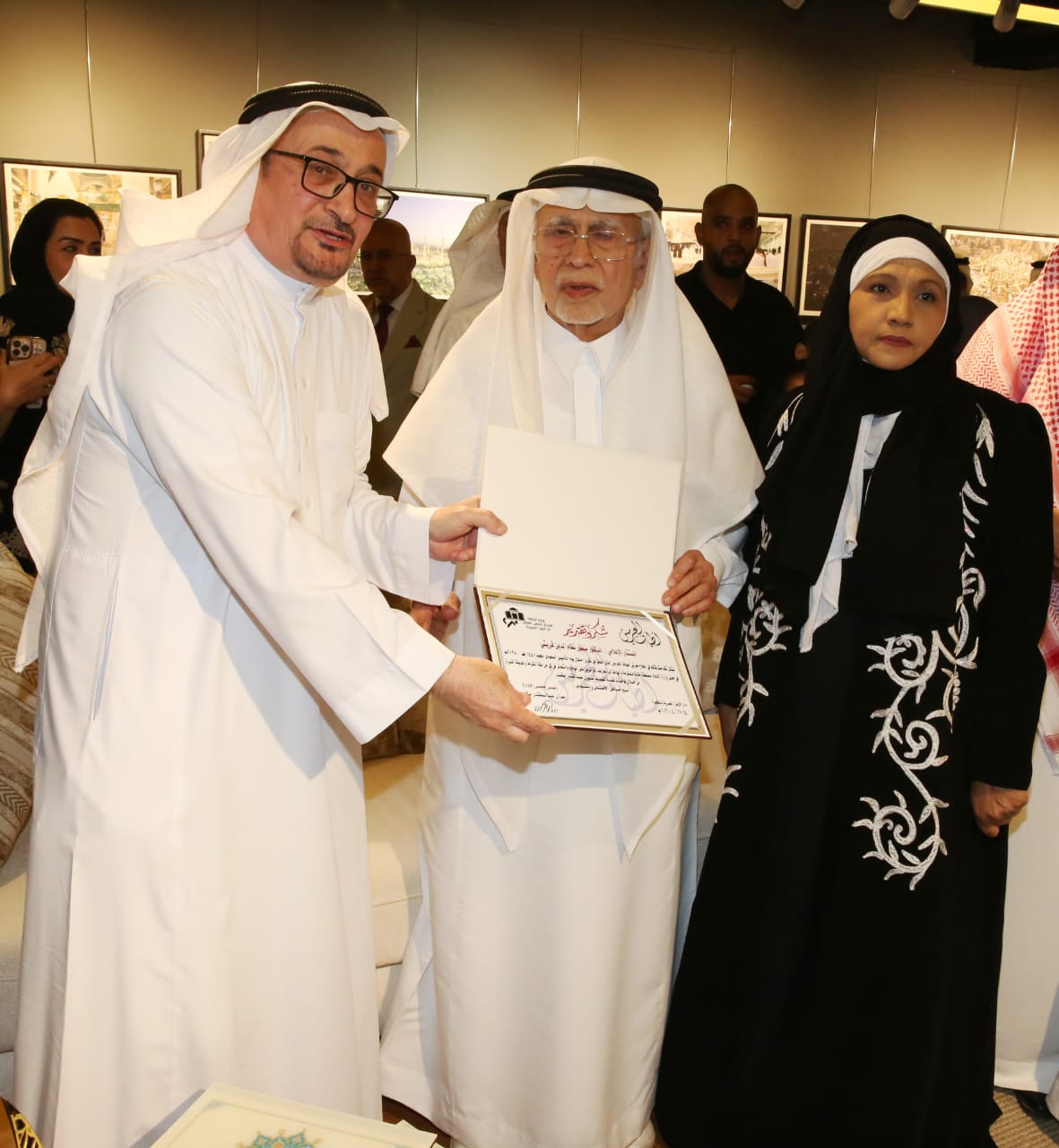 معالي وزير الإعلام السابق الدكتور عبدالعزيز خوجة يفتتح معرض أطياف الحرمين بجمعية الثقافة والفنون بجدة ويكرم صحيفة صدى نيوز اس 
