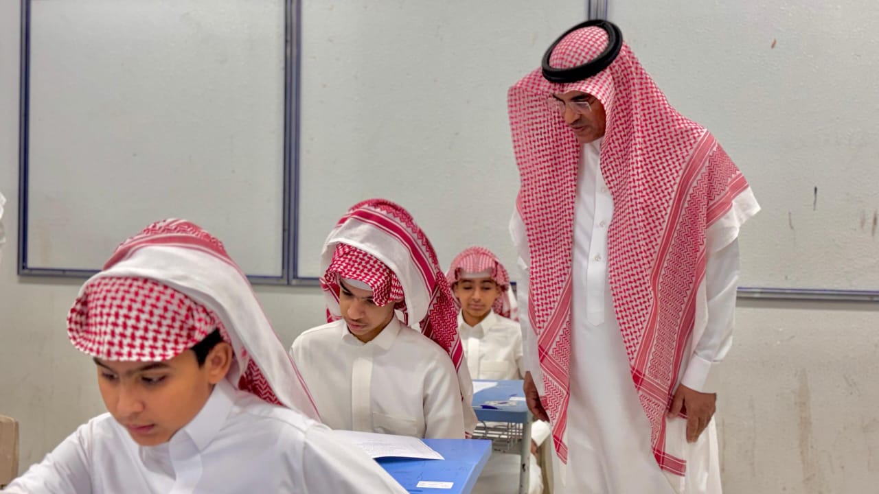 مدير تعليم الطائف يزور مدرسة متوسطة أحد ويشيد بالجهود المبذولة