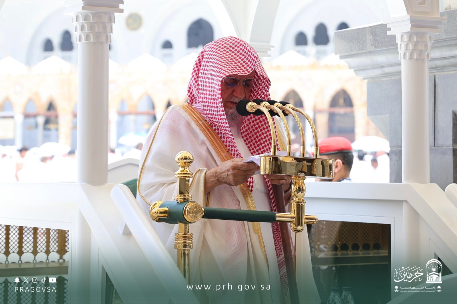 معالي الشيخ الدكتور صالح بن حميد يؤم المصلين لصلاة الجمعة بالمسجد الحرام