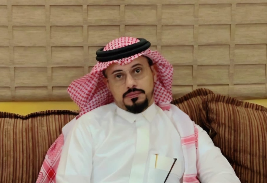 الدكتور أحمد المنتشري يهدي مقهى أرجوحة شرقية الأدبي مجموعة من لوحاته التشكيلية