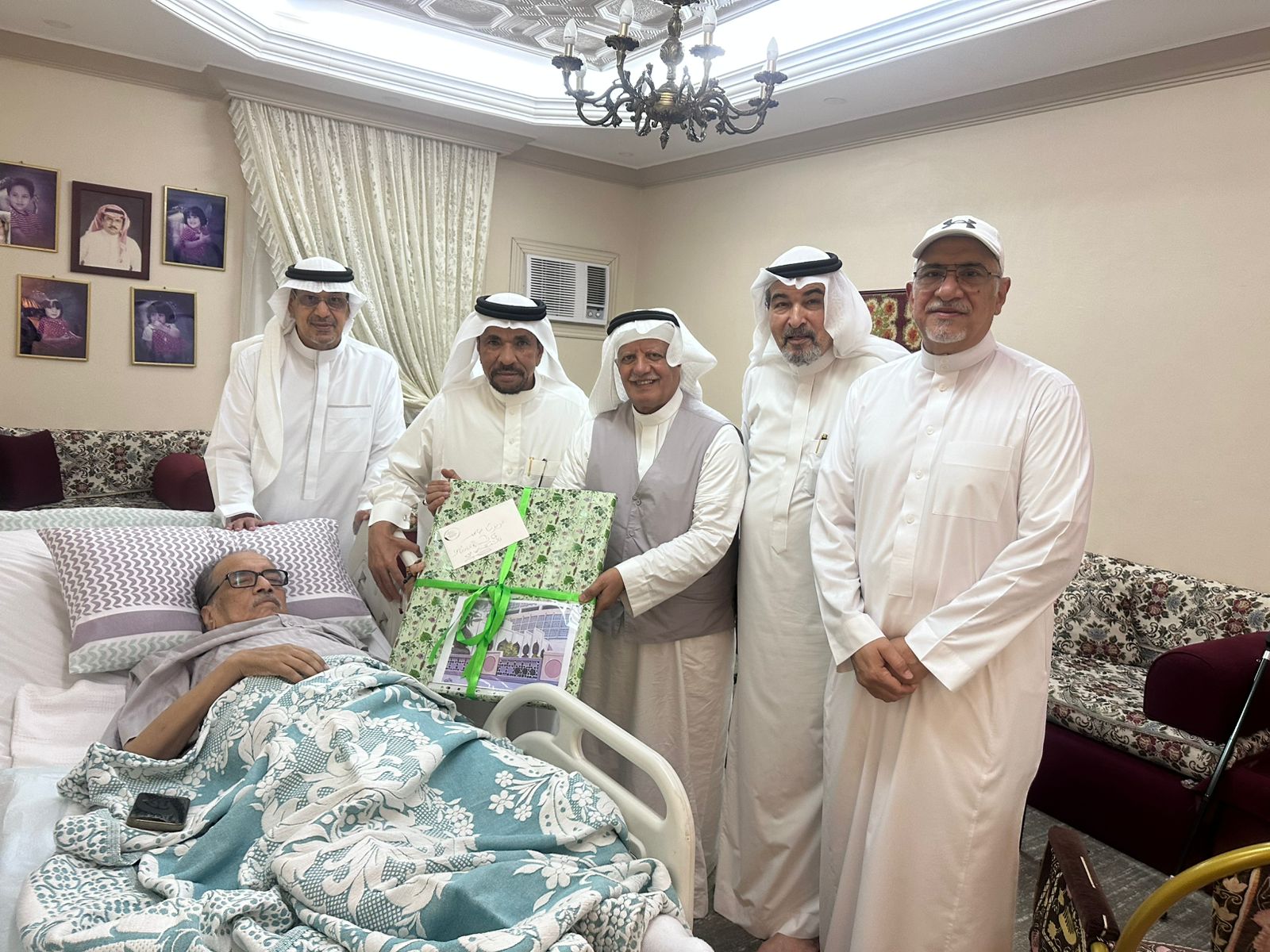 إعلاميون ومثقفون يزورون التربوي الفنان حامد صادق