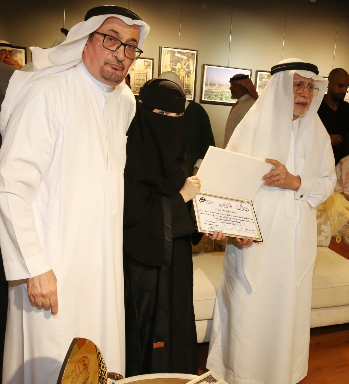 معالي وزير الإعلام السابق الدكتور عبدالعزيز خوجة يكرم الموهبة الإعلامية الأستاذة صابرين قريشي 