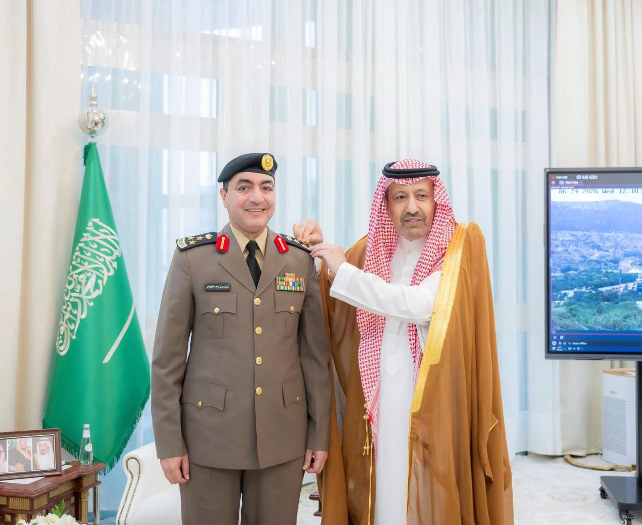 أمير الباحة يقلد مدير مرور المنطقة رتبته الجديدة 