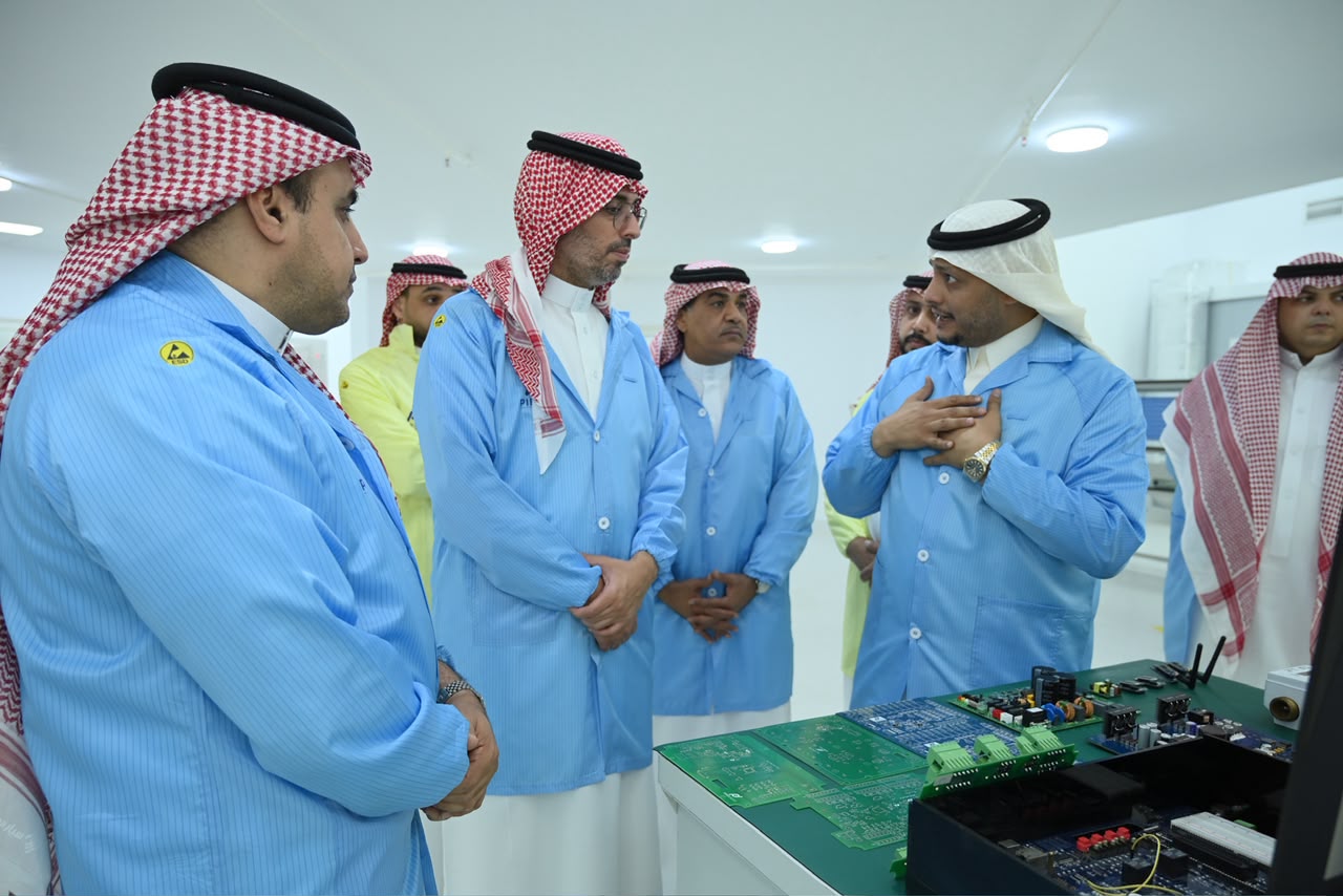 محافظ جدة يزور مصنع رواد الصناعة للأنظمة الإلكترونية بالمدينة الصناعية الأولى
