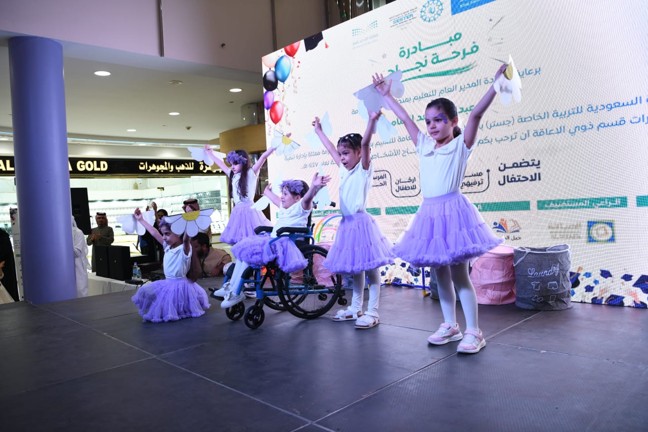 فرحة نجاح.. مركز حي الفيحاء وفريق فيحاء التطوعي يرسمان البسمة على وجوه طلاب وطالبات ذوي الإعاقة.. 