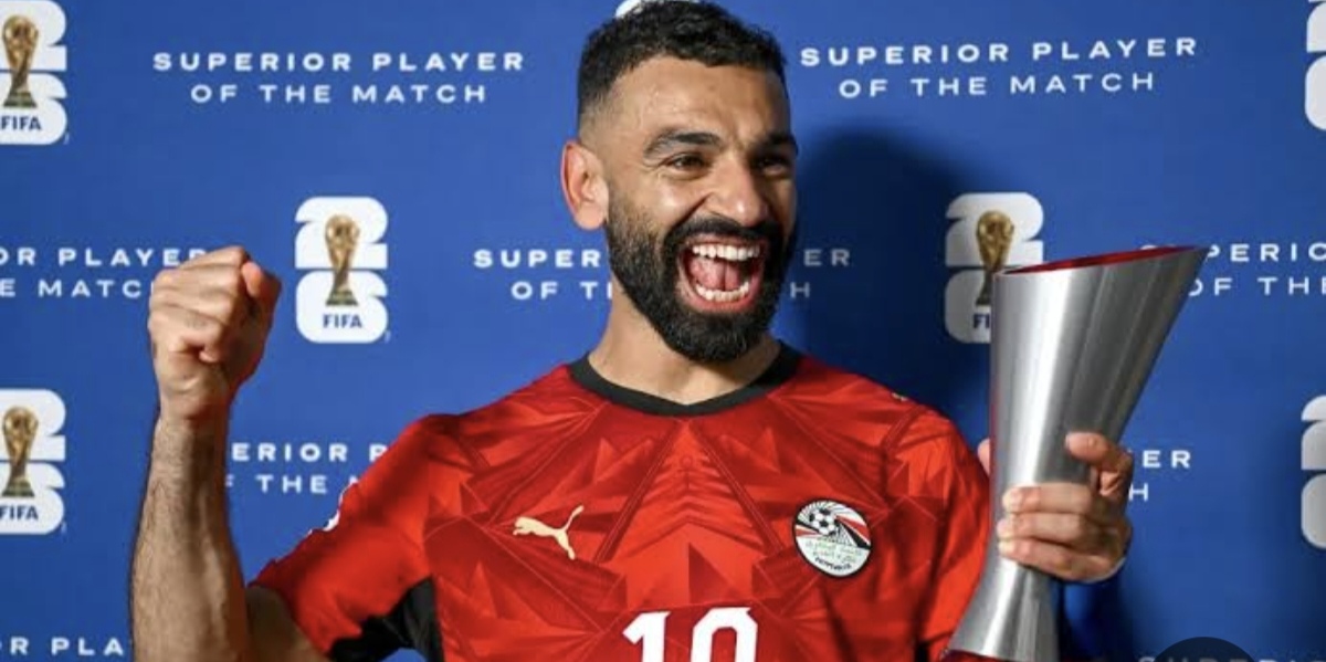 وكيل أعمال محمد صلاح يثير الجدل بصورتين من الطائرة