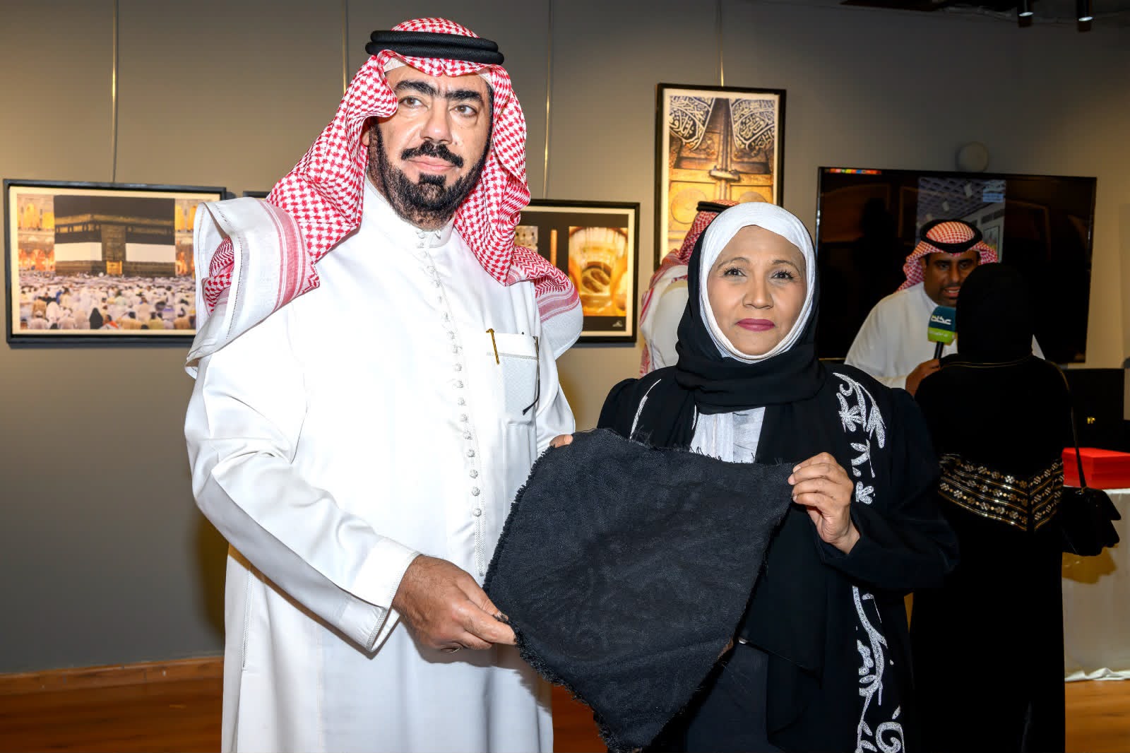 كسوة الكعبة المشرفة هدية تكريمية للمصورة السعودية العالمية سوزان أسكندر