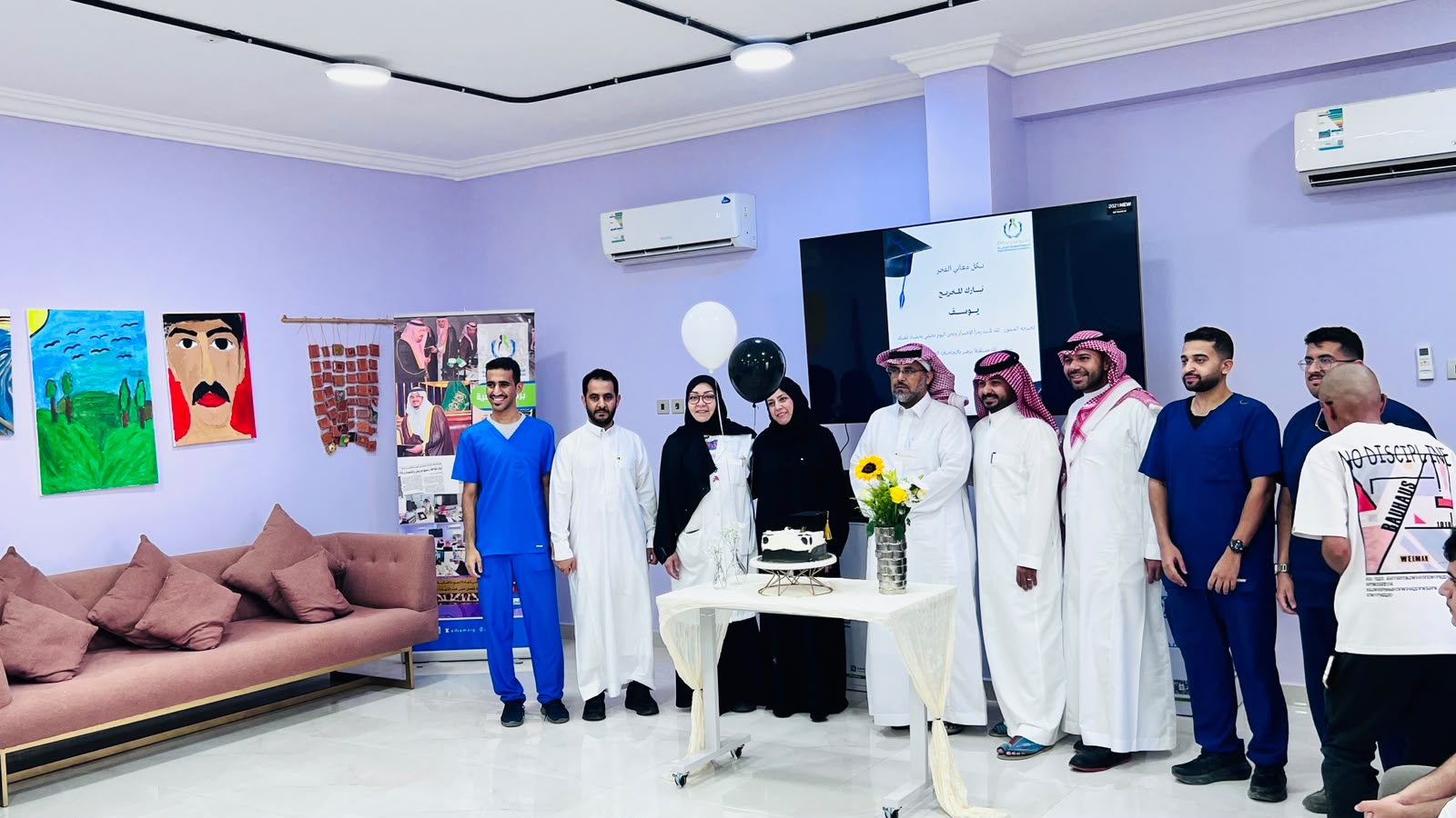 احتواء تحتفي بتخرج أحد مستفيدي برنامج المنح الدراسية