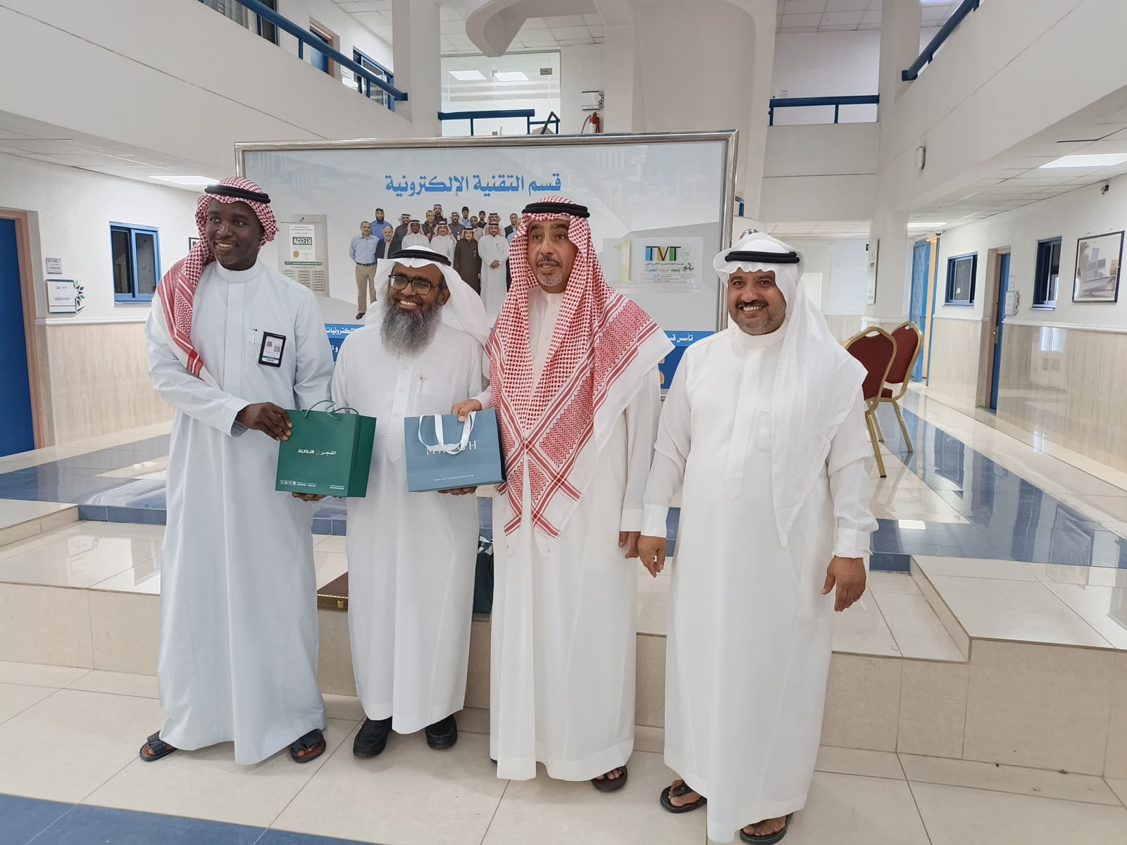 قسم الإلكترونيات بالكلية التقنية بالدمام يكرّم المهندس مهنا المهنا بعد 37 عامًا من العطاء