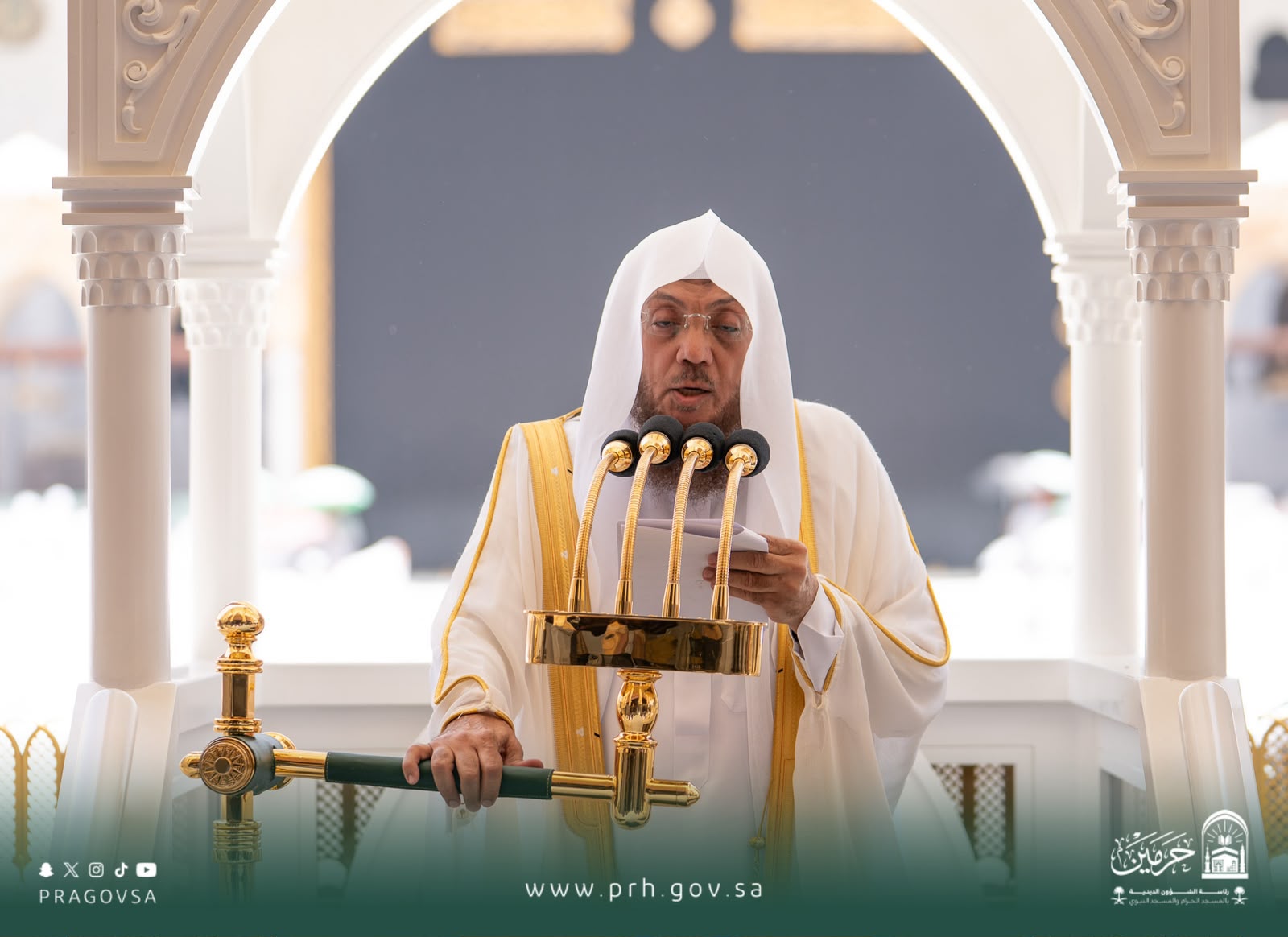 خياط يؤم المصلين لصلاة الجمعة بالمسجد الحرام