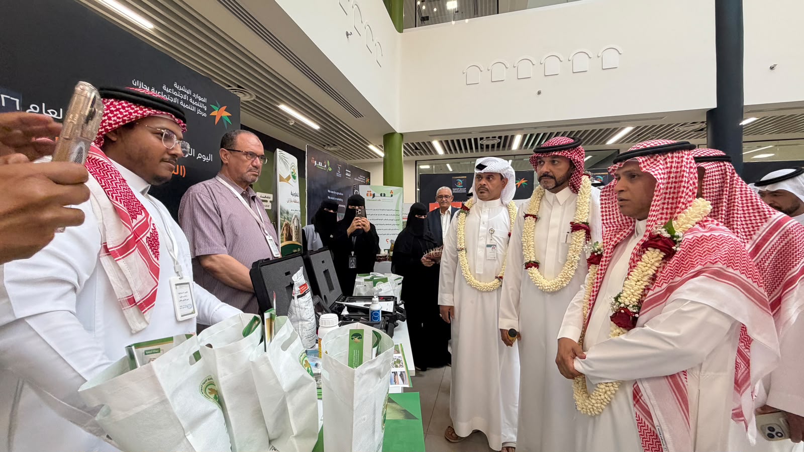 بالتعاون مع الجمعيات التعاونية بـ جازان.. مركز التنمية الاجتماعية يسطر ملحمة “الإنسان والتنمية” في يومها الدولي