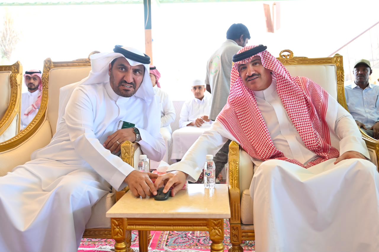 محافظ بلجرشي ومدير عام فرع وزارة البيئة والمياه والزراعة بمنطقة الباحة يدشنان خط تنظيف الفواكه بمزرعة صفوة التلعة