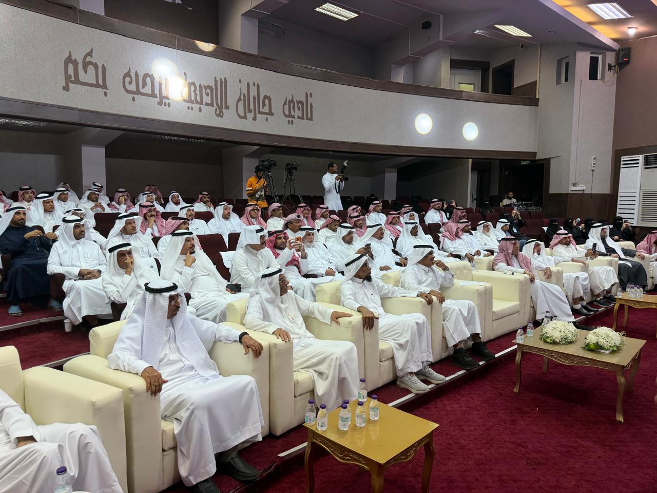 في أمسية ثقافية توثيقية.. “جمعية أدبي جازان” تستضيف معالي الدكتور مدني علاقي في رحلة حافلة بالعطاء 