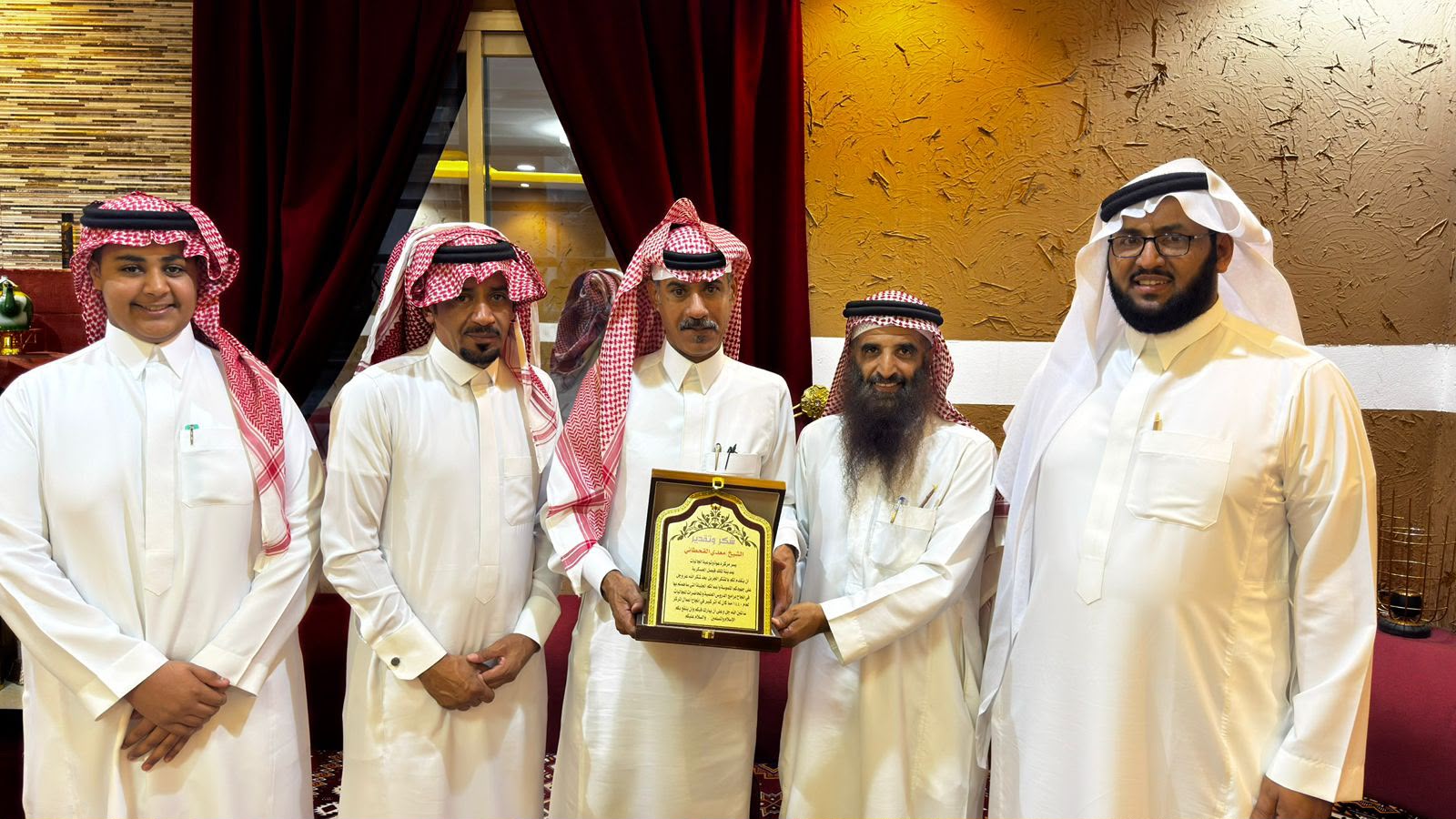“أبناء آل قيس” يكرمون الدكتور معدي آل حيه لنيله درجة الدكتوراه