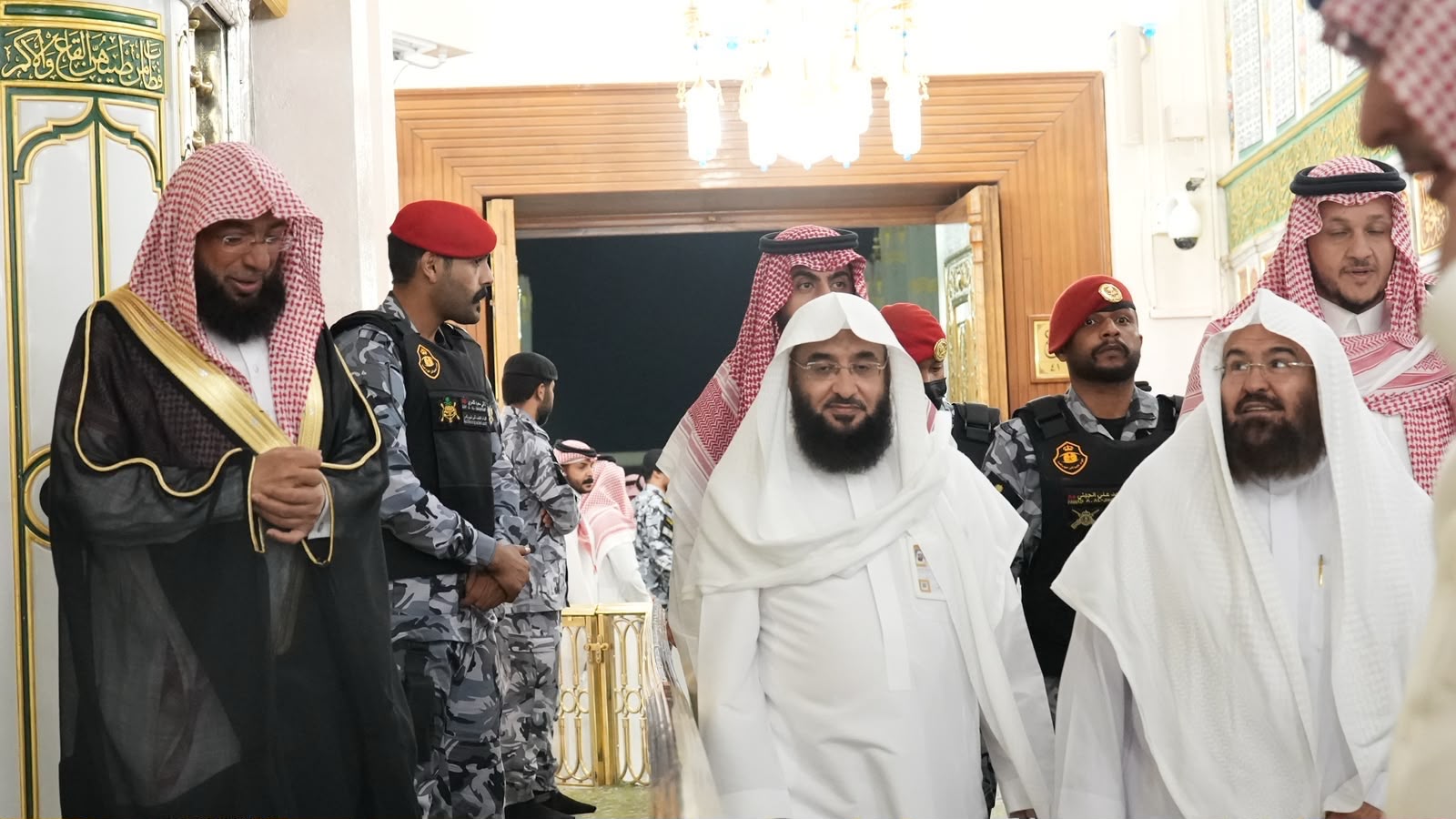 رئيس الشؤون الدينية يزور الروضة الشريفة ويؤكد أهمية الالتزام بآداب الزيارة