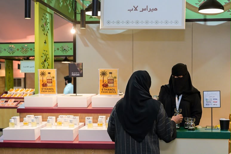 ابتكارات تحويل منتجات النخيل إلى عطور طبيعية
