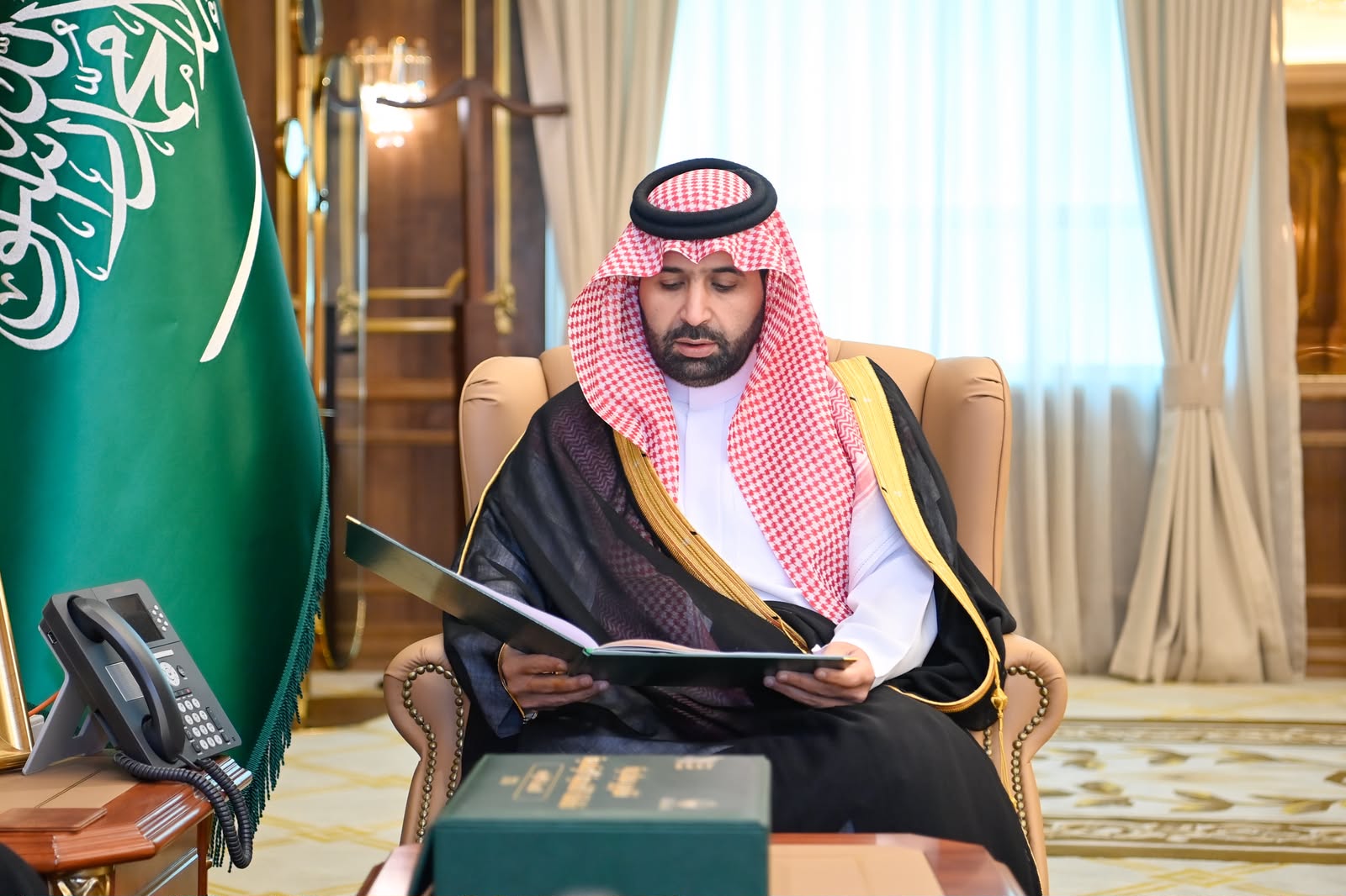 أمير منطقة جازان يطّلع على أعمال مبادرة “قافلة التنمية الرقمية” في عامها الأول
