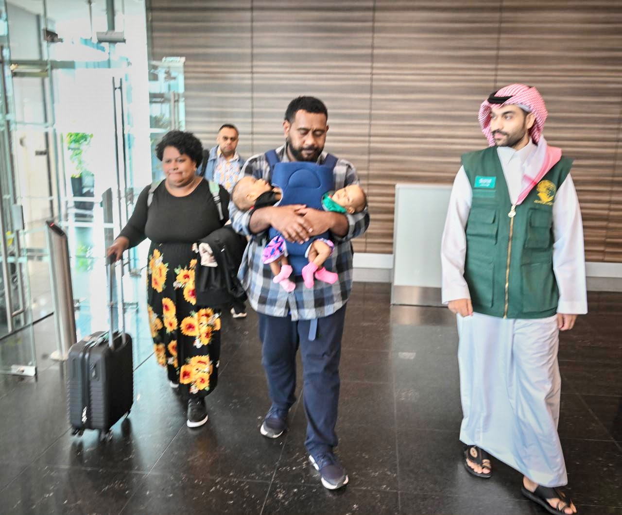 وصول التوأم الملتصق الفيجي “جيسيبيل وديسيسيا” إلى الرياض