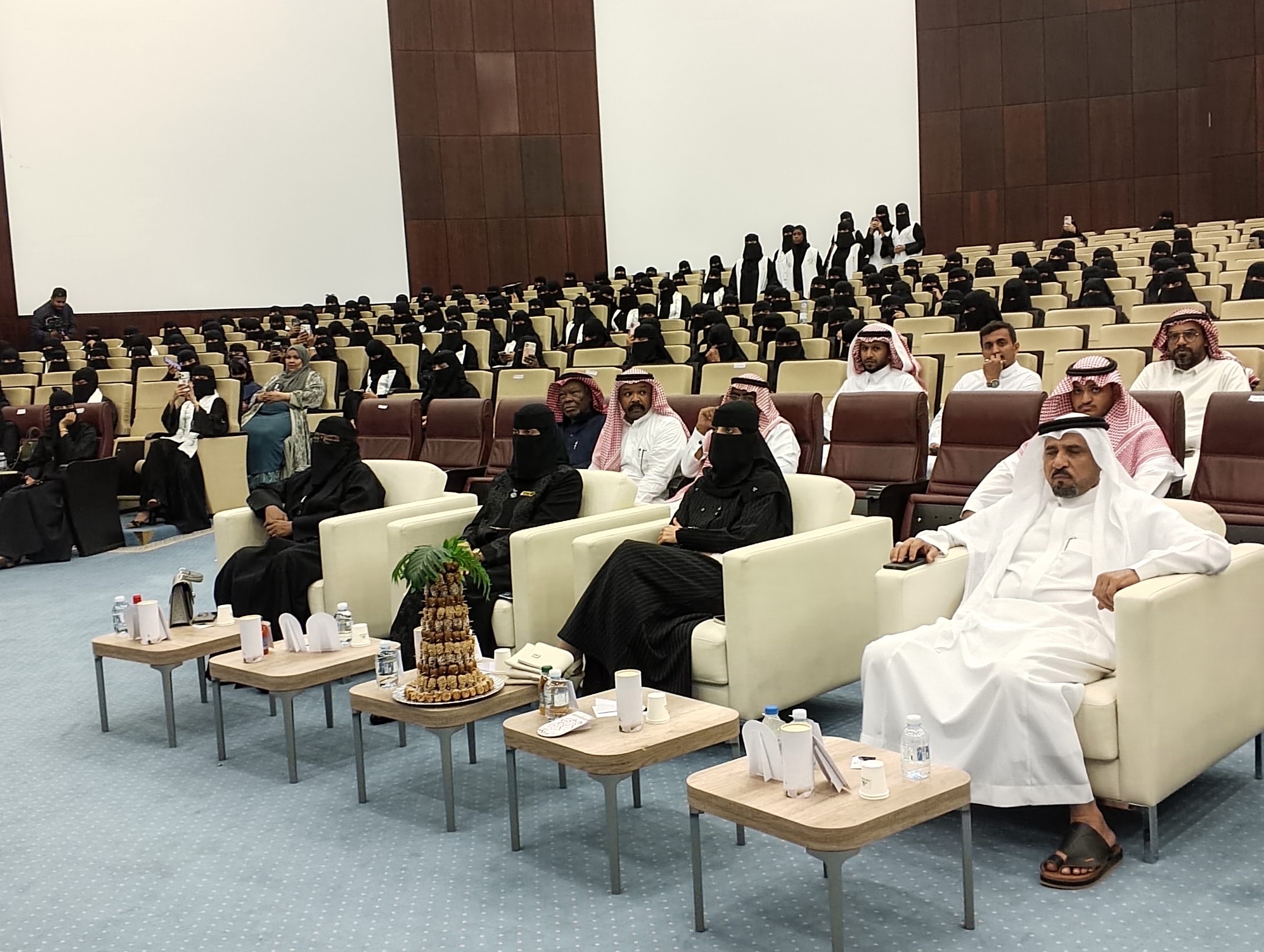 في ليلةٍ عنوانها التميز.. معهد أطياف المجتمع العالي للتدريب يحتفي بخريجي وخريجات دفعة 2026