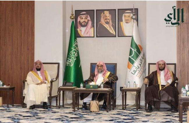 الشيخ عائض القرني يزور جمعية البر بأبها ويشيد ببرامجها التنموية والإنسانية
