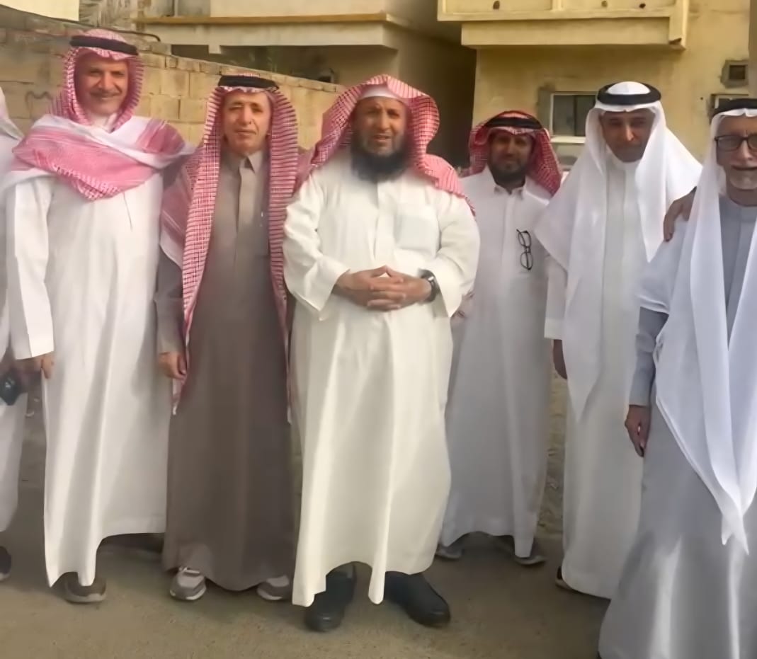 زملاء المعهد العلمي بالمندق يجددون عهد الوفاء في لقاءٍ يجمع القلوب