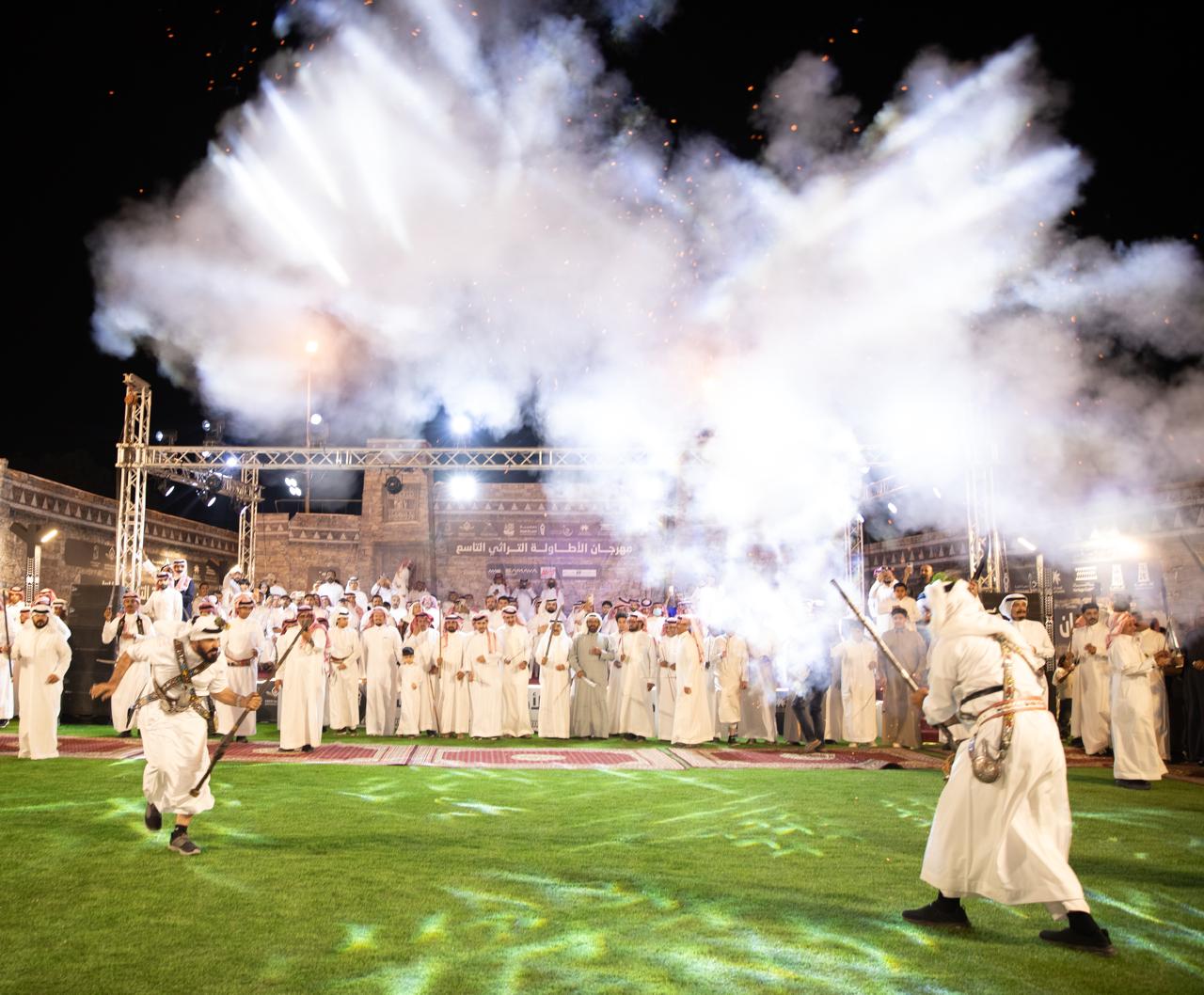 الشعراء يلهبون الحماس بالبدع والرد.. في مهرجان الاطاولة