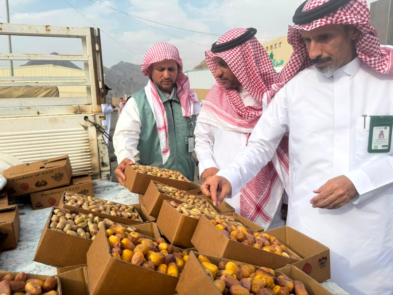 “بيئة رابغ في زيارة لموسم حراج التمور بمركز حجر “