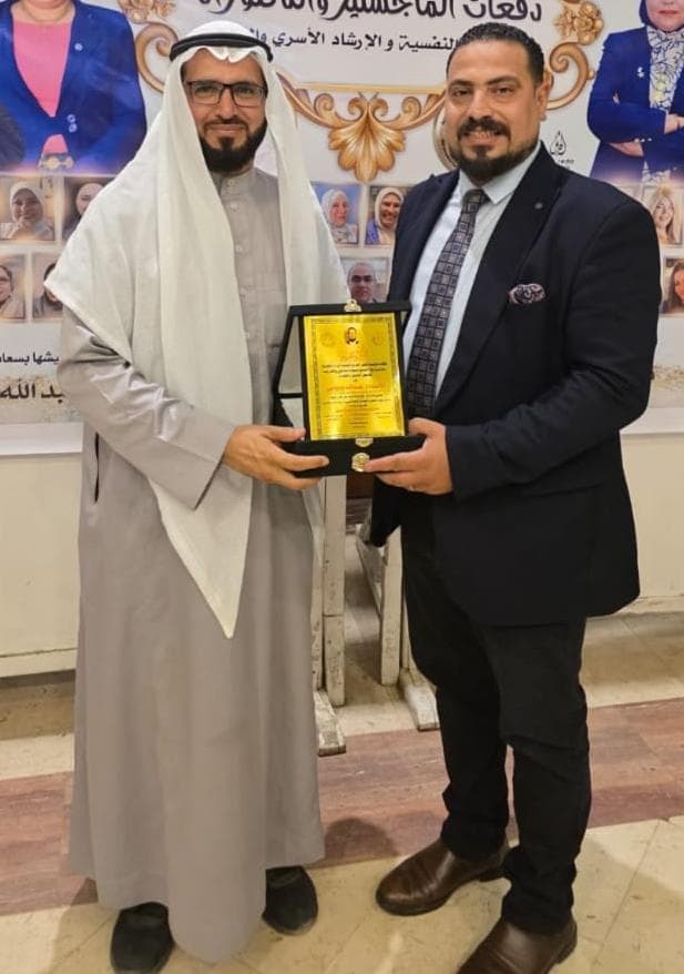 تكريم الأستاذ عبدالله بنجابي والإعلامي عدنان الخليدي خلال حفل تخرج دفعات الماجستير والدكتوراه بالقاهرة