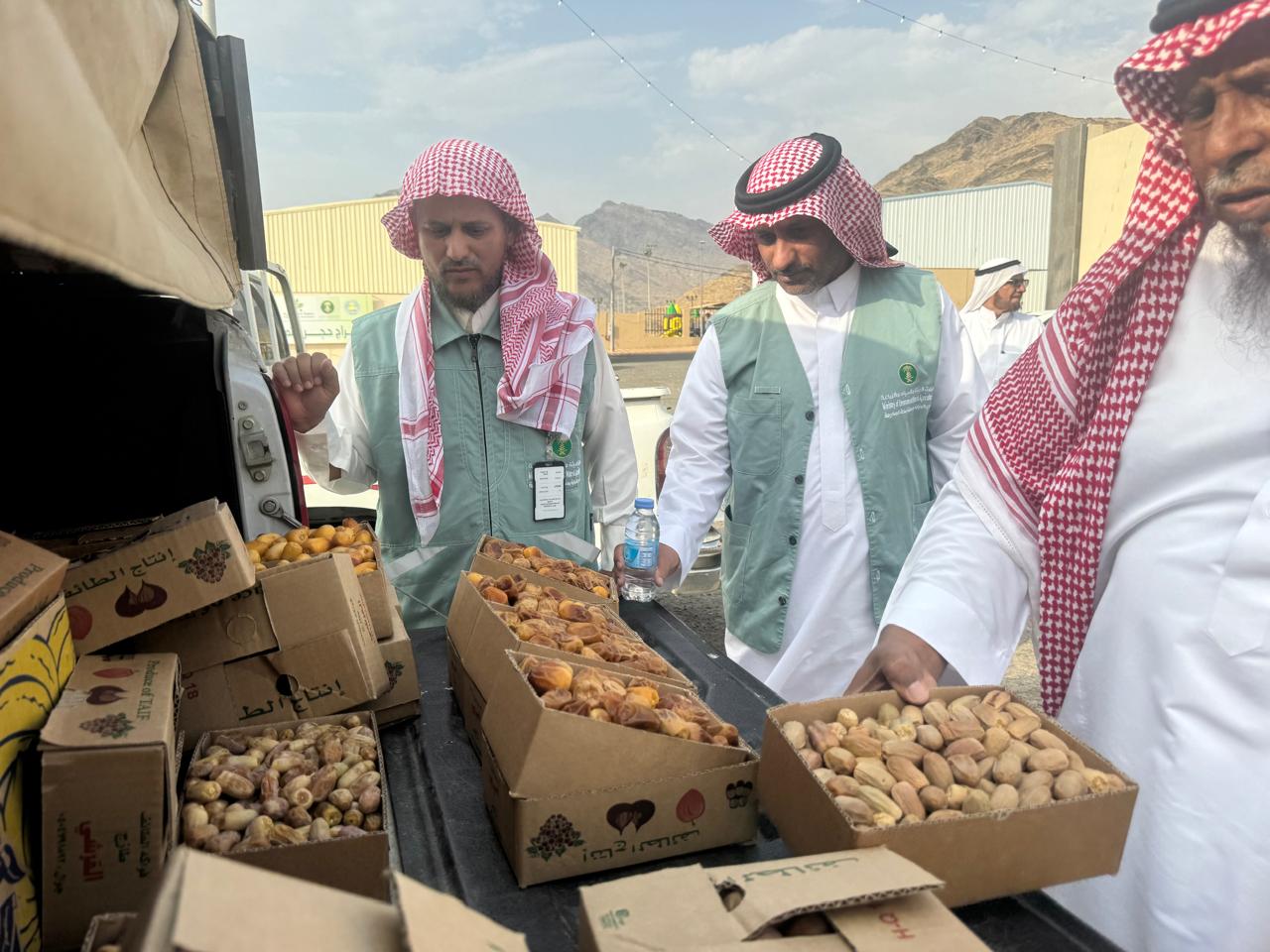 “مكتب وزارة البيئة والمياه والزراعة بمحافظة رابغ ينفذ الحملة الرقابية الحادية عشرة على حراج التمور بمركز حجر”