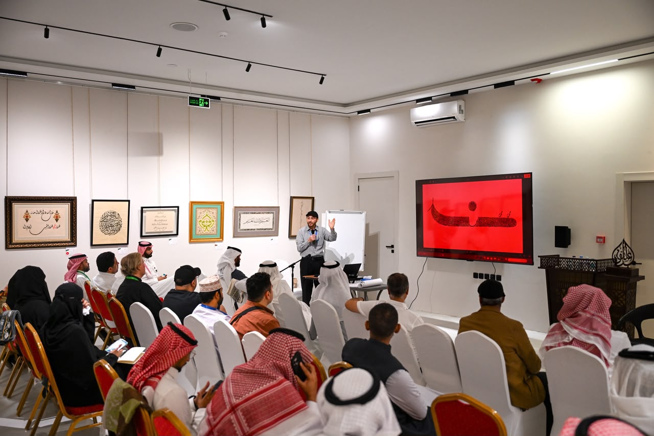ملتقى “عرش الحرف” يستعرض فنون الخط العربي ومراحل إنتاج اللوحة الخطية في يومه الثالث
