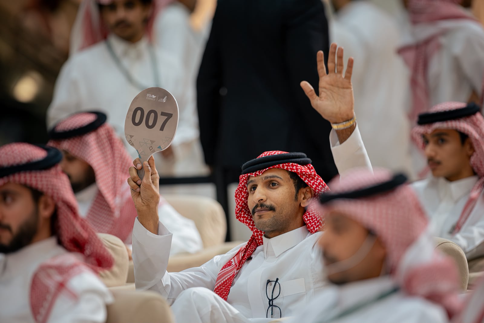 بيع 3 صقور في الليلة الثالثة لمنصة المزاد الدولي لمزارع إنتاج الصقور 2026