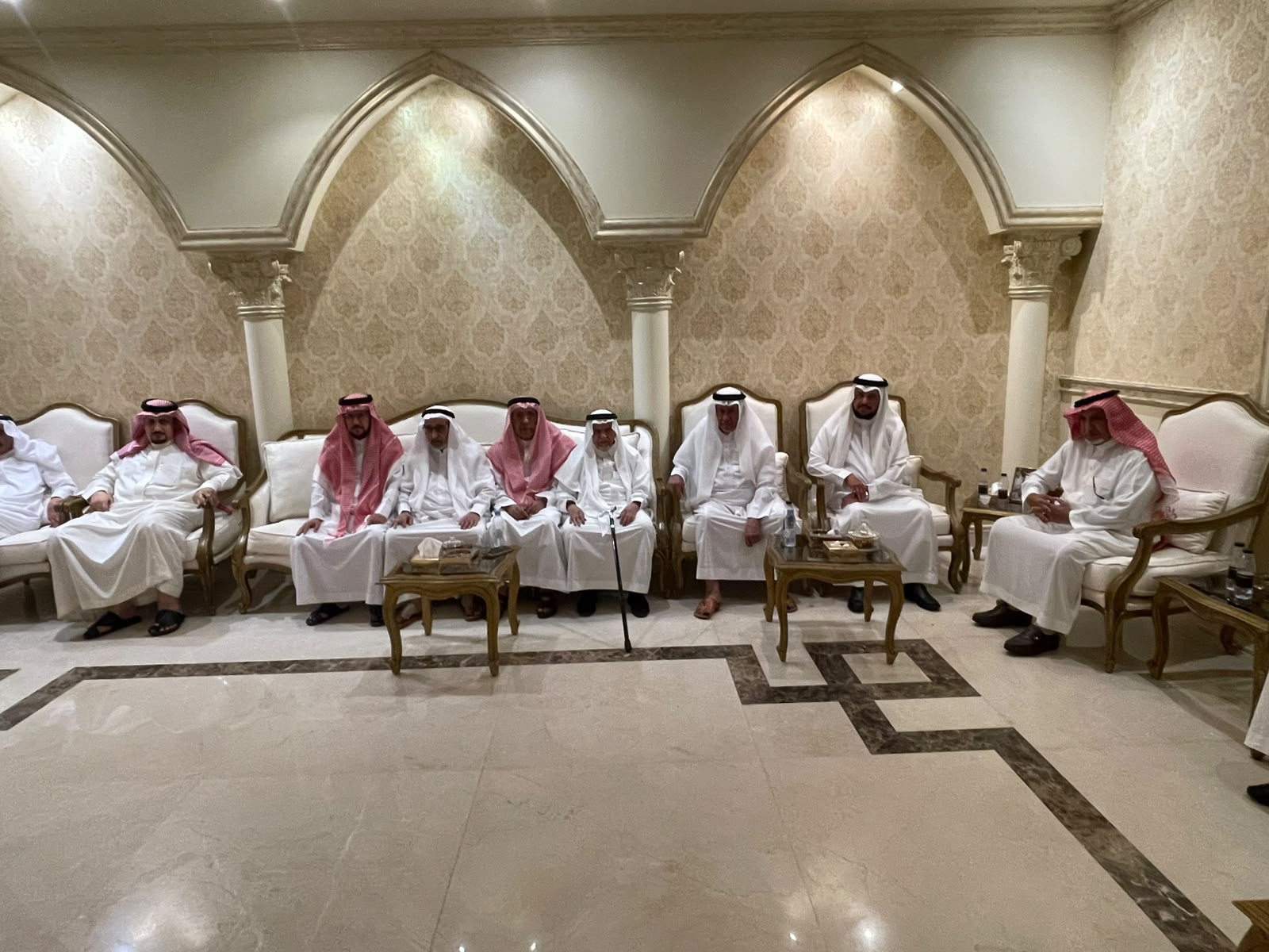 جموع المعزين يقدمون واجب العزاء والمواساة لمعالي الدكتور عبدالرحمن بن عبدالله الزيد وفي وفاة والدته