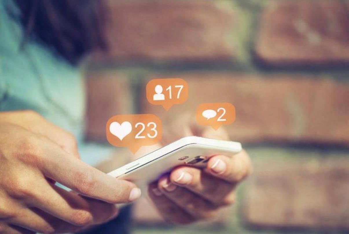 مواقع التواصل الاجتماعي.. نبني بها أم نهدم؟ منصة تصنع الوعي.. وقد تصنع الفوضى
