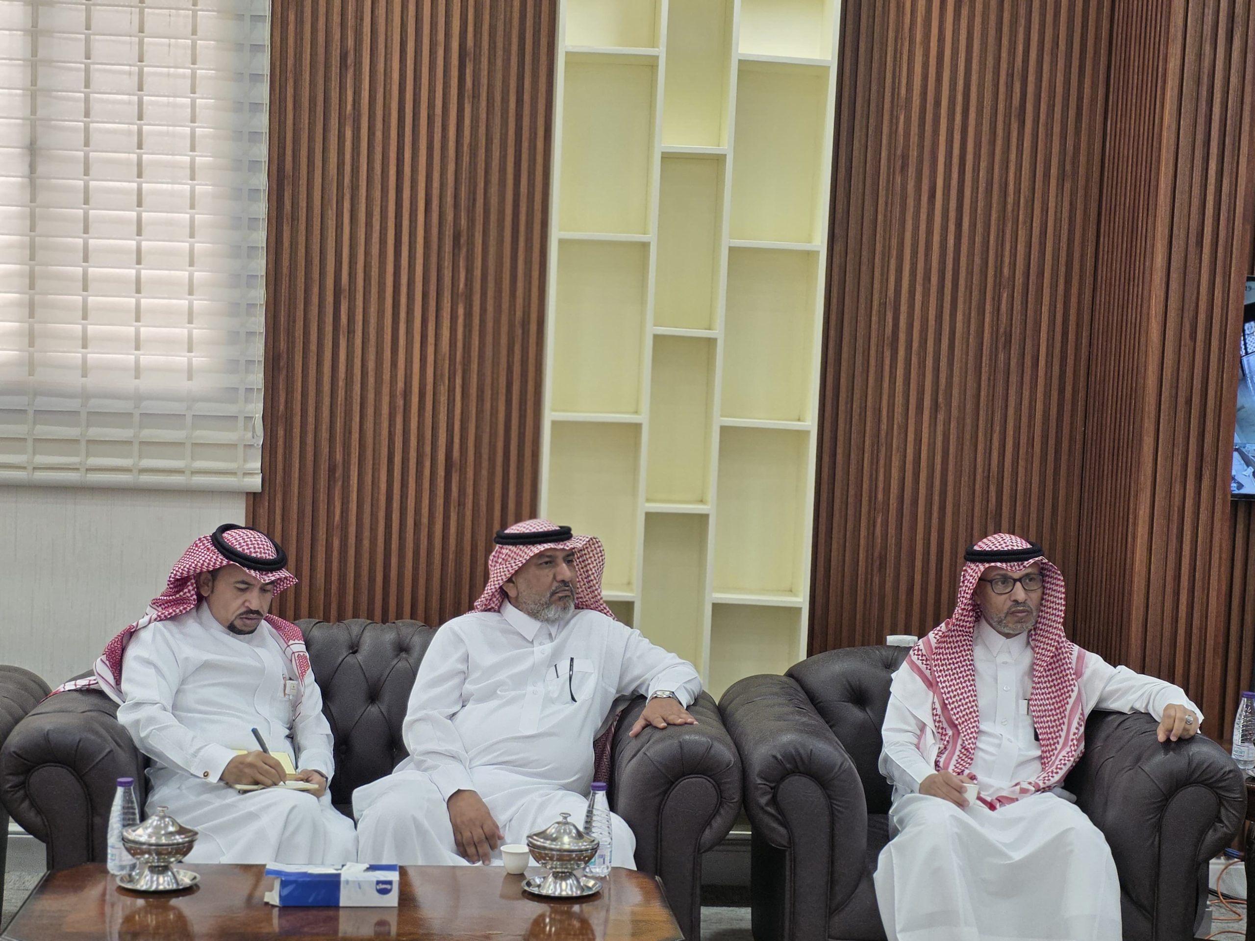 مدير عام فرع وزارة الصحة بجازان يناقش سير العمل بمدينة صامطة الصحية