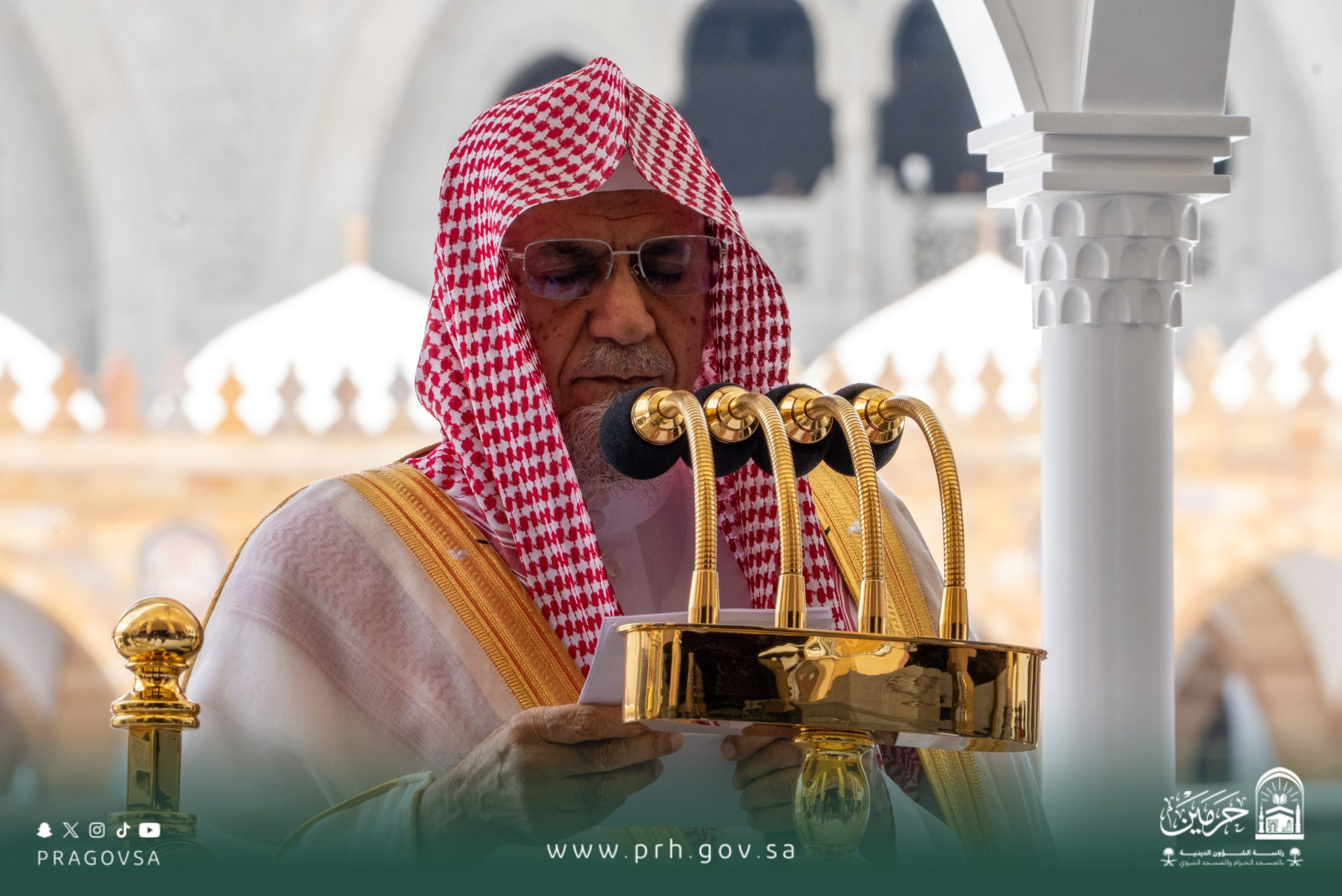 معالي الشيخ الدكتور صالح بن عبدالله بن حميد يؤم المصلين لصلاة الجمعة بالمسجد الحرام