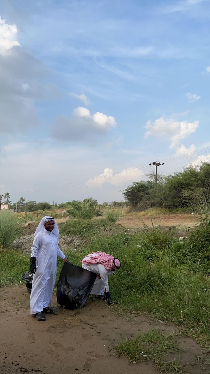 بيئة العرضيات تنفذ مبادرة تنظيف مجاري السيول بمحافظة العرضيات