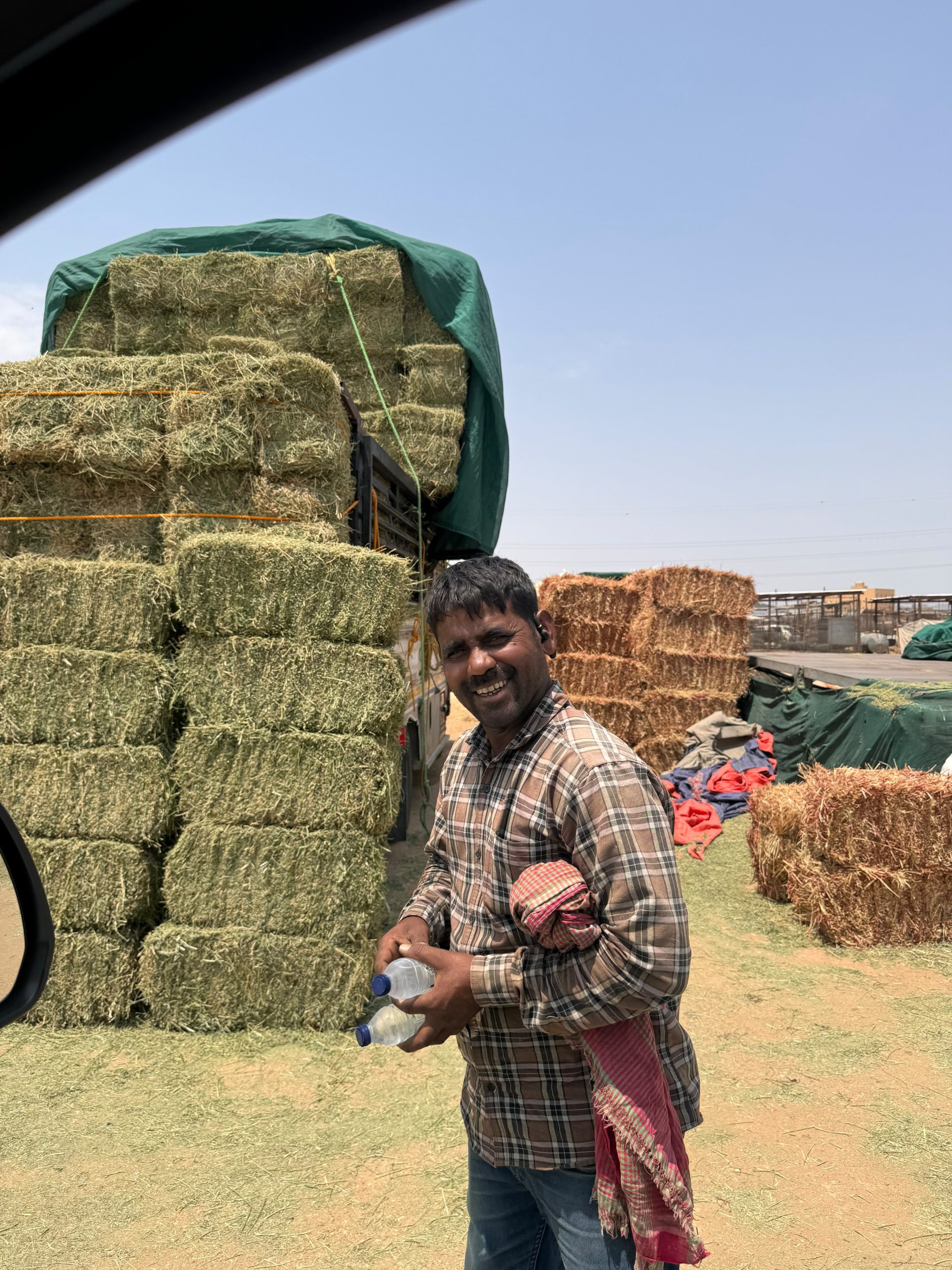 بمناسبة اليوم العالمي للعمل الإنساني بيئة رنيه ينفذ مبادرة (توزيع مياه شرب)