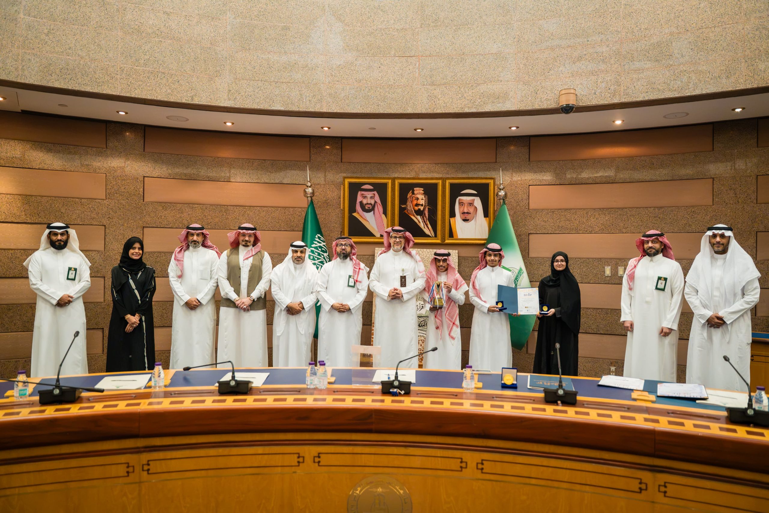 رئيس جامعة الملك عبدالعزيز يكرّم الطلبة المشاركين في مهرجان وادي السيليكون للاختراع بأمريكا