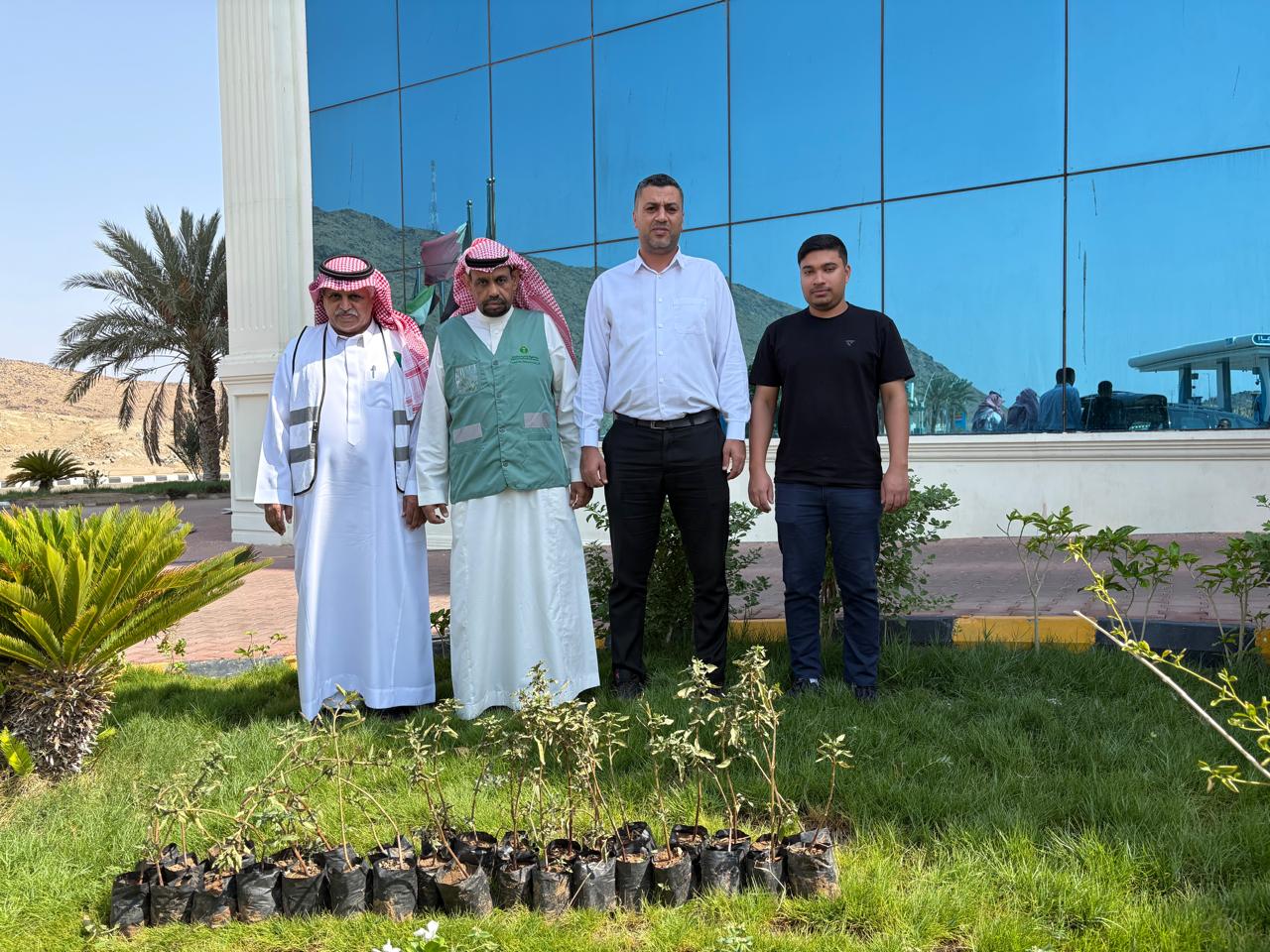 بيئة الكامل ينفذ مبادرة بيئية لتشجير احد الفنادق بالمحافظة 
