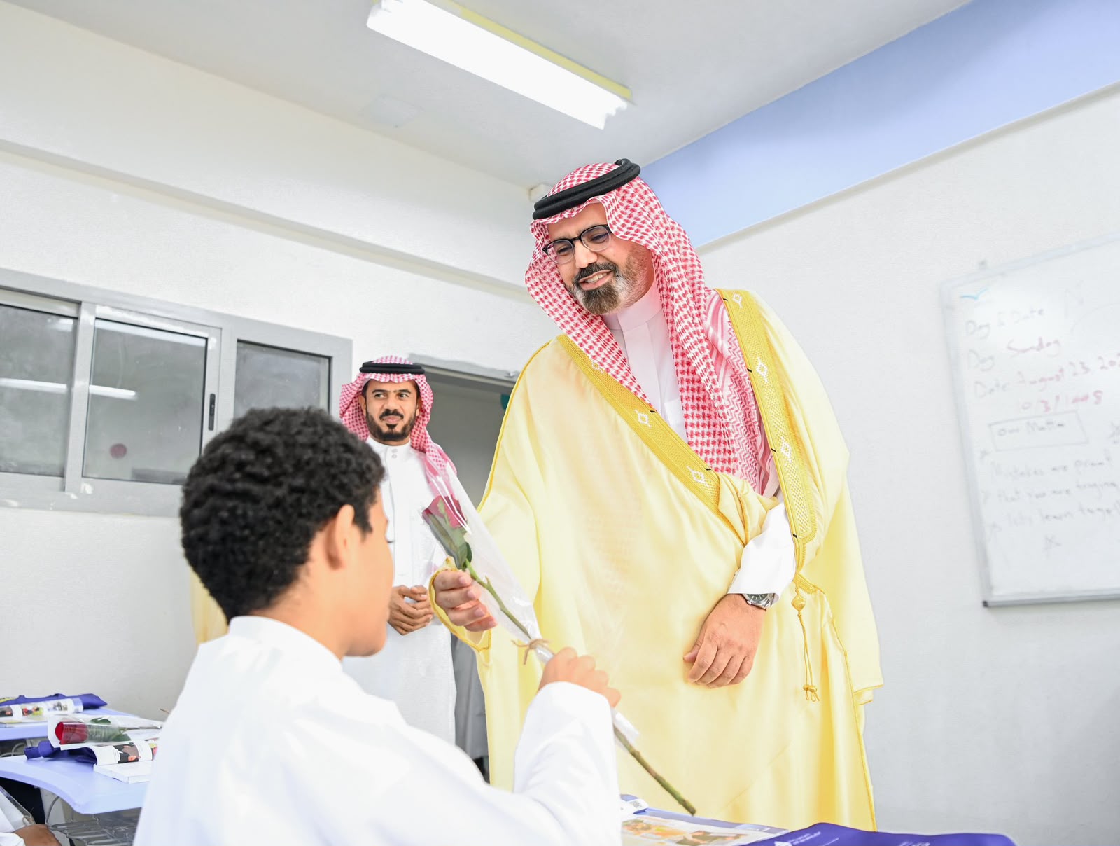 نائب أمير جازان يطّلع على مبادرة خُطى لجمعية حرف التعليمية