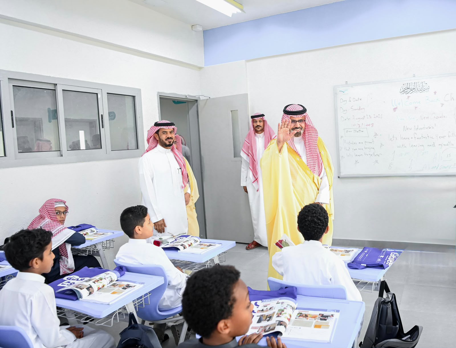 نائب أمير جازان يطّلع على مبادرة خُطى لجمعية حرف التعليمية