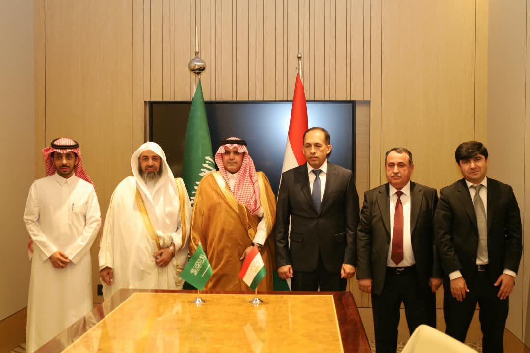 الشؤون الإسلامية توقّع برنامجًا تنفيذيًا مع لجنة الشؤون الدينية في طاجيكستان لتعزيز التعاون في المجالات الإسلامية