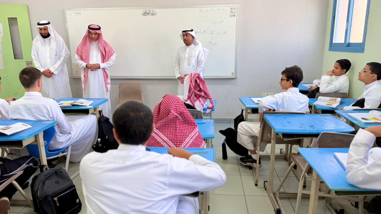 مع انطلاقة العام الدراسي.. طلاب وطالبات الطائف ينتظمون في المدراس  