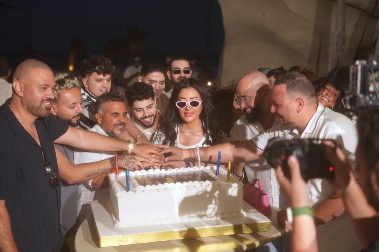 لطيفة تحتفل بنجاح «شبهي بالمللي» على شاطئ الساحل الشمالي وسط صناع الألبوم والبلوجرز 